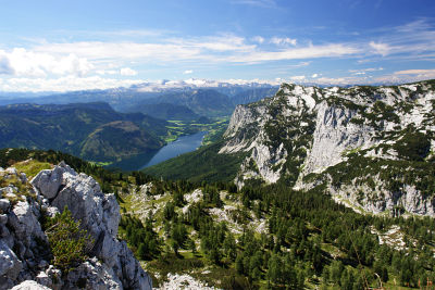 Tiefblick vom Dreibrüderkogel zum Grundlsee