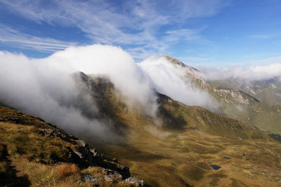 Der Nebel scheint über die Berge zu fließen