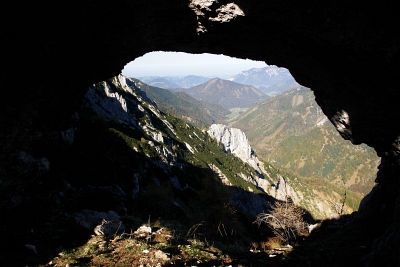 Durchblick durch ein Felsfenster nahe der Biwakschachtel