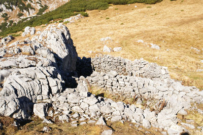 Mauerreste der Sarsteinalm