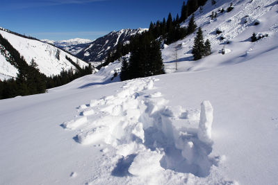 Bruchharsch der übelsten Sorte läßt mich die Schuhe kaum aus der Schneedecke ziehen