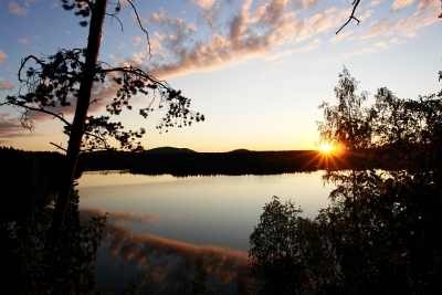 Schon bald erhebt sich die Sonne wieder über dem Horizont und färbt die Wolken ein