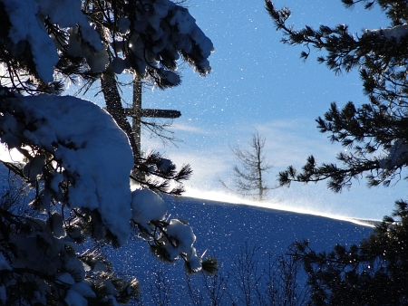 Der Wind peitscht Schneekörner durch die Luft