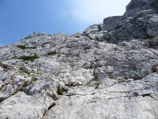 Rote Markierungspunkte auf der Kletterpassage auf den Kleinen Buchstein