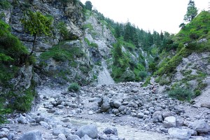 Auf der Eisenzieher-Route durch ein Bachbett