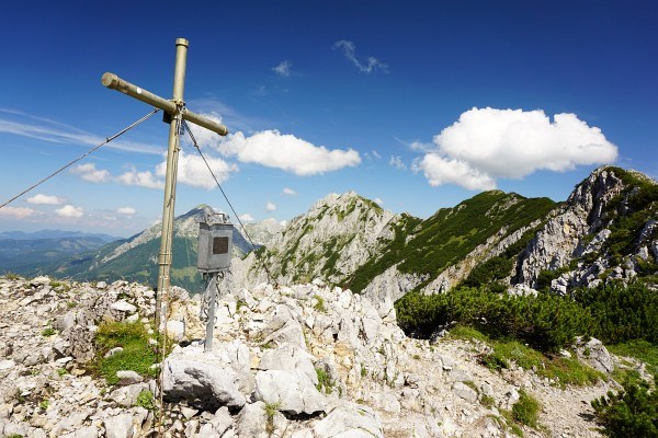 Gipfelkreuz am Lahnerkogel mit Ausblick auf die beiden folgenden Gipfelkreuze am Kitzstein und Bosruck