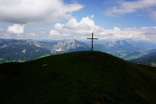Wieder beim Gipfelkreuz am Pleschnitzzinken mit Ausblick ...