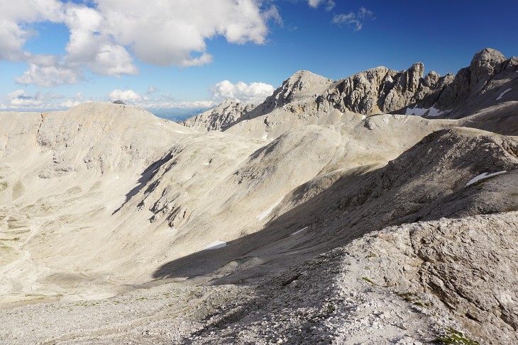 Tolle Landschaft zwischen Landfriedstein (links) und Scheichenspitze (rechts der Bildmitte) - Auf der rechten Bildhälfte der Gratverlauf des Ramsauer Klettersteigs (Klick zur Vergrößerung)
