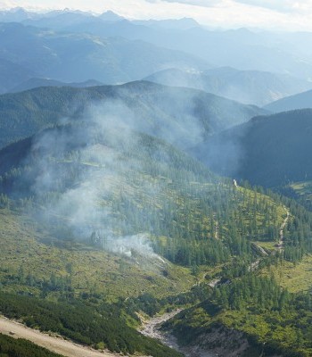 Beissender Rauch zieht aus Richtung Austriahütte herauf