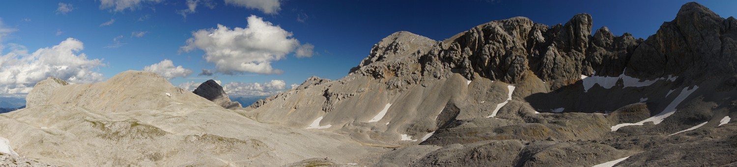 Panorama der fantastischen Landschaft um Landfriedstein und Scheichenspitze. Rechts der Grat, der beim Ramsauer Klettersteig überschritten wird (Klick zur Vergrößerung)