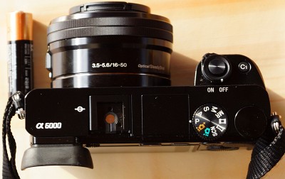 Durch den ausgeprägten Handgriff liegt die Sony 6000 gut in der Hand