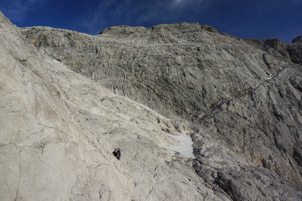 Ingrid in der steilen Felswand