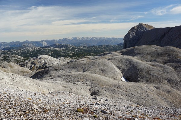 Unterwegs in der "Mondlandshaft" mit Blick über das Dachsteinplateau