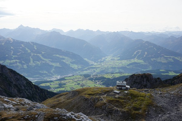 Tiefblick über das Guttenberghaus in die Ramsau, und über Schladming hinweg nach Rohrmoos