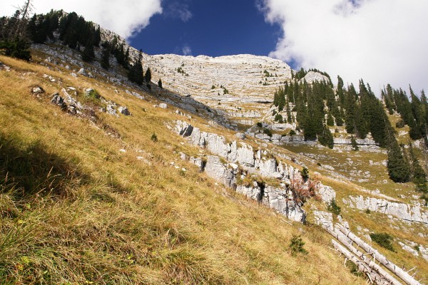 Beim steilen Abstieg vom Nazogl haben sich die Wolkenschwaden wieder großteils verzogen