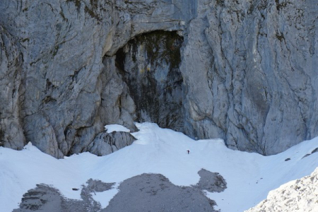 Ingrid fotografiert meinen Aufstieg über steile Schneefelder zum Grimmingtor