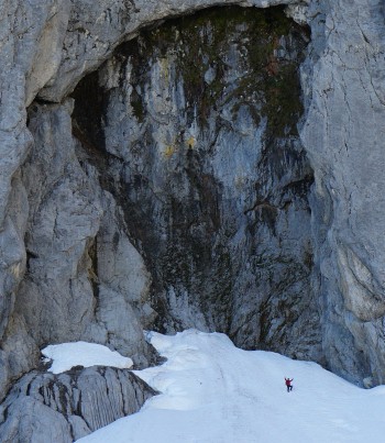 Der winzige AlpenYeti vor dem riesigen Grimmingtor