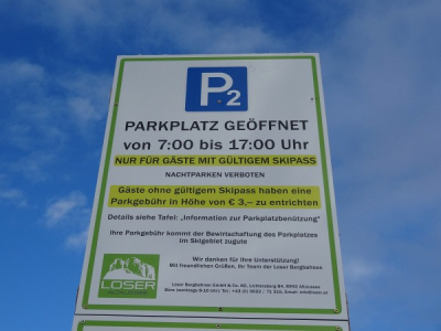 Tourengeher bezahlen eine Parkgebühr von 3 Euro