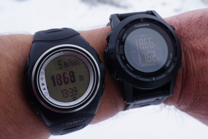Die Fenix 2 (rechts) zeigt zusätzlich zur barometrischen Höhe (oben) auch noch die GPS-Höhe an (unten)