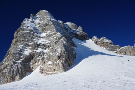 Einige Dachstein-Gipfelaspiranten am steilen Weg zur Randkluft.