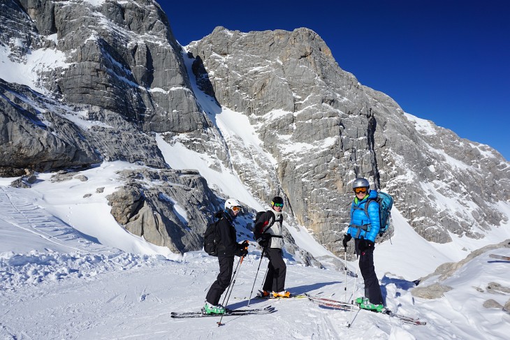 Unterwegs auf der präparierten Piste im Umfeld des Schöberls bzw. der Simonyhütte. Im Hintergrund die schroffen Felwände von Niederem und Hohem Kreuz.
