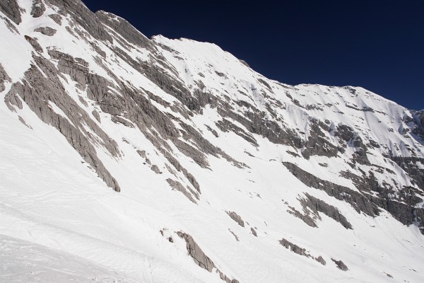 Immer steiler wird der Hang am Weg zu Grat - Blick zum Hochtor