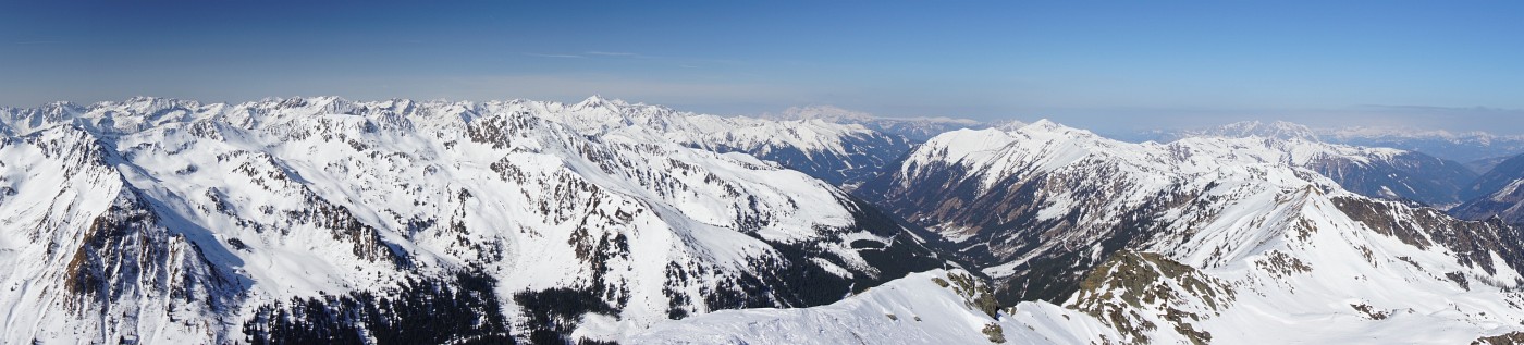 Ausblick vom Hochwart. Links das Großsölktal, dahinter die Schladminger Tauern. Rechts der Graben in das Donnersbach-Tal (Klick zur Vergrößerung)