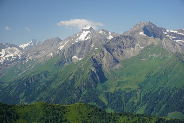 Großglockner (links). In Bildmitte das markante Große Wiesbachhorn.