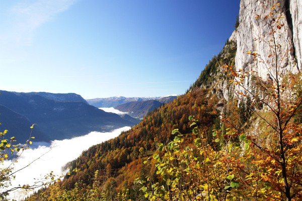 Der Grundlsee liegt noch unter dem Nebel verborgen