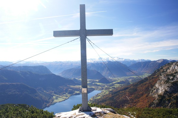 Tiefblick vom Backenstein-Gipfelkreuz zum Grundlsee