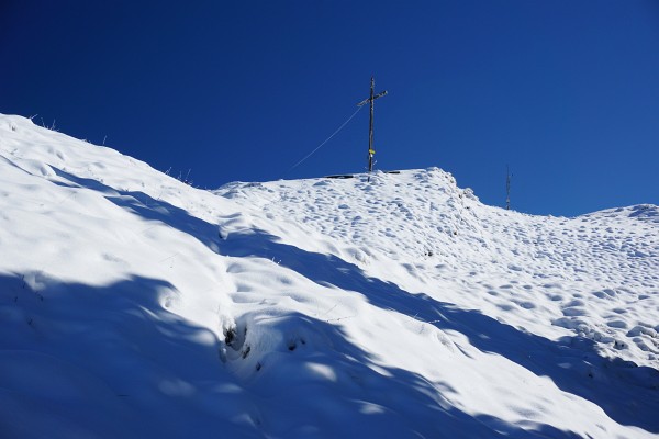 Gipfelkreuz am Kochofen vor tiefblauem Himmel