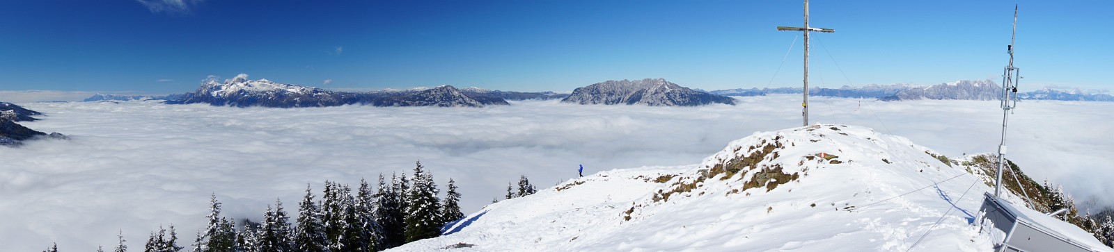 Blick vom Dachstein (links) über Stoderzinken und Kammspitz (Mitte) bis zum Grimming (rechts) (Klick zur Vergrößerung)