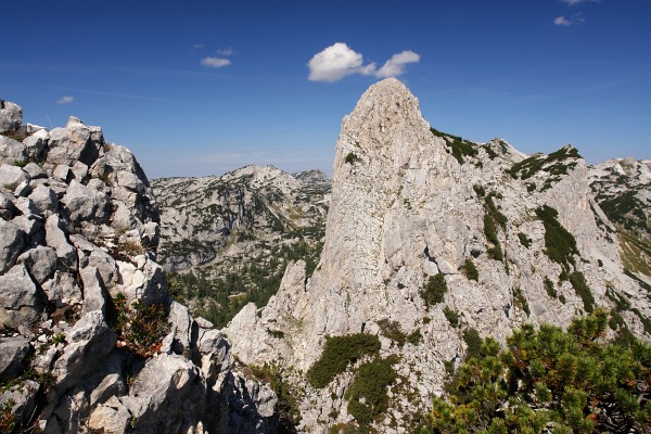 Blick von der südlichsten Erhebung mit Gipfelkreuz nach Norden