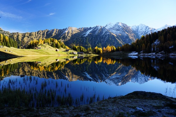 Spiegelglatt liegt der Duisitzkarsee vor uns