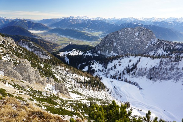 Tiefblick vom Raidling über die Langpoltenalm (rechts) nach Liezen (links oben)