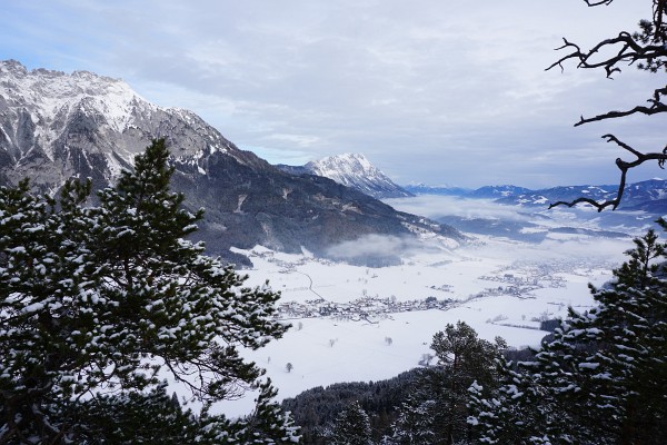 Weiße Wiesen im Gröbminger Land. Links der Kammspitz, in Bildmitte der Grimming.