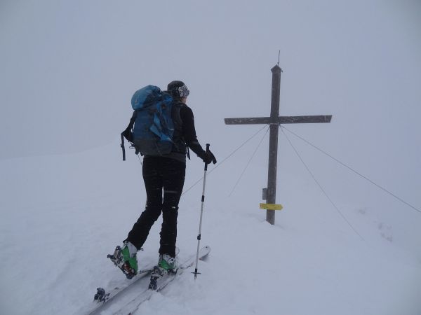 Pleschnitzzinken-Gipfelkreuz: Auch bei nicht optimalen Wetterverhältnissen ein machbares Schitourenziel