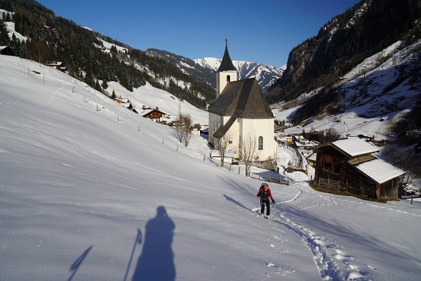 Aufbruch bei der Kirche in Hüttschlag