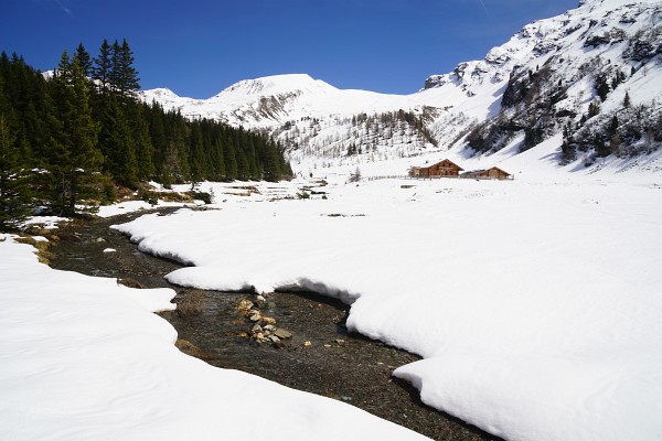 Am Rückweg bei der Durchgangalm mit Blick zurück zum Kolmkarspitz