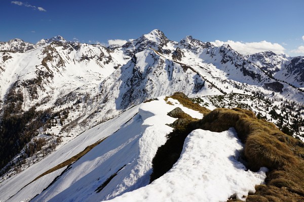 Bei besten Butterfirn-Verhältnissen über die stillgelegte Schipiste auf den Hauser Kaibling.