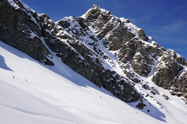 Winzige Menschlein im alpinen Gelände