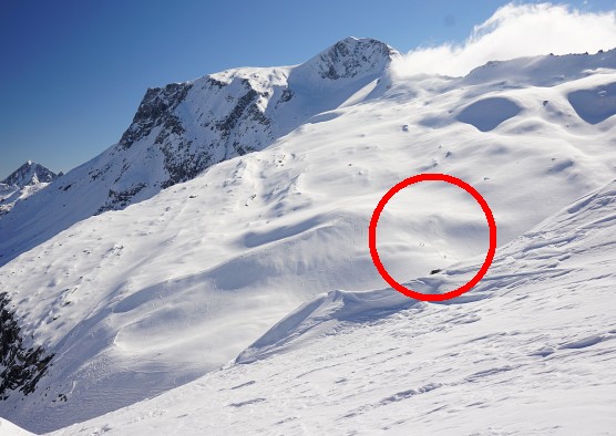 Skitourengeher am Weg auf den Hohen Riffler. Die Wolken über dem Schwarzbrunner Kees verziehen sich bereits.