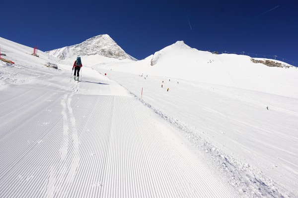 Während neben uns der Hintertuxer Gletscher mit großen Planen vor der Sommerhitze geschützt wird, steigen wir am Pistenrand der Wildlahnerscharte entgegen.