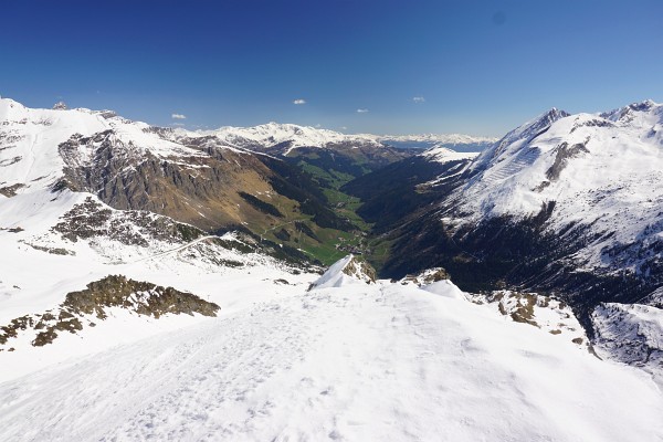 Ausblick von der Weißen Wand ins grüne Tuxertal