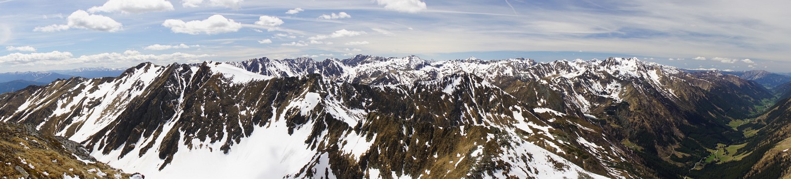 Panoramablick vom Hochstubofen - rechts die nach Norden ziehende Sölkpaßstraße (Klick zur Vergrößerung)