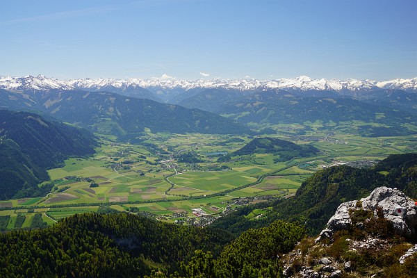 Ausblick vom Hochtausing über das grüne Ennstal in die noch schneebedeckten Niederen Tauern