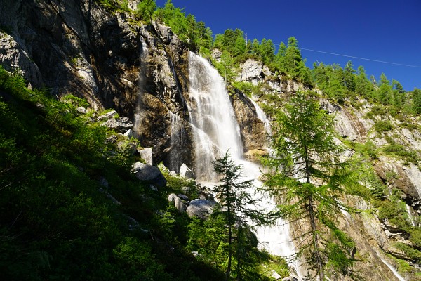 Vorbei am rauschenden Wasserfall - rechts oben erkennt man das Seil der Materialseilbahn zum Tappenkarsee