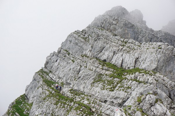 Über rutschige Grasbänder bergan - die beiden anderen Wanderer sind schneller als ich Über rutschige Grasbänder bergan - die beiden anderen Wanderer sind schneller als ich