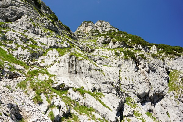 Diese Felspassage wird mit Unterstützung von Drahtseilen bewältigt