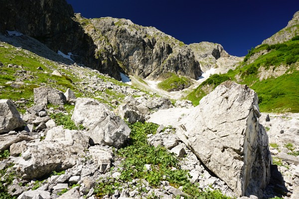 Aufstieg im steinübersäten Kar